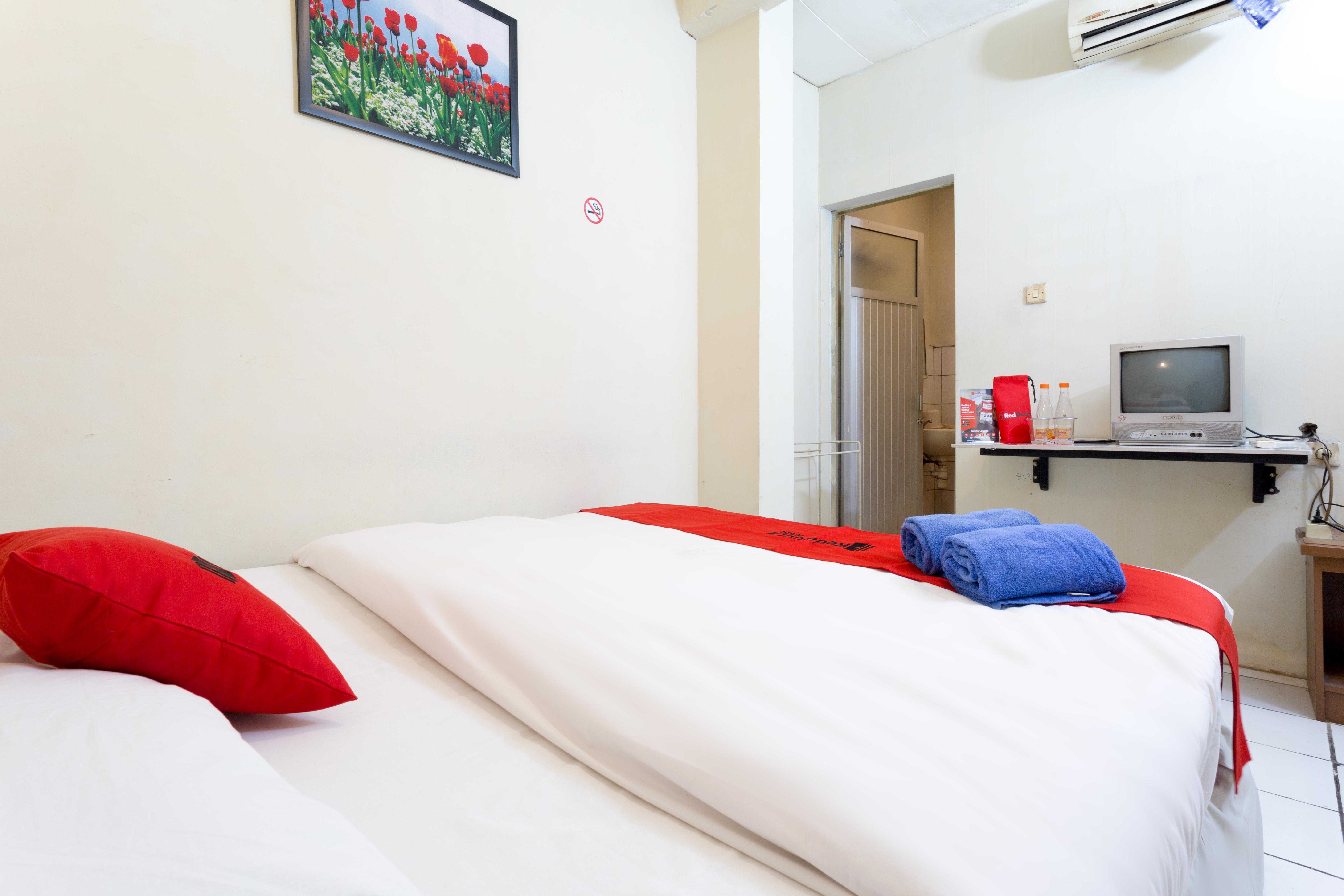Hotel RedDoorz @ Supratman Street Bandung Exterior foto
