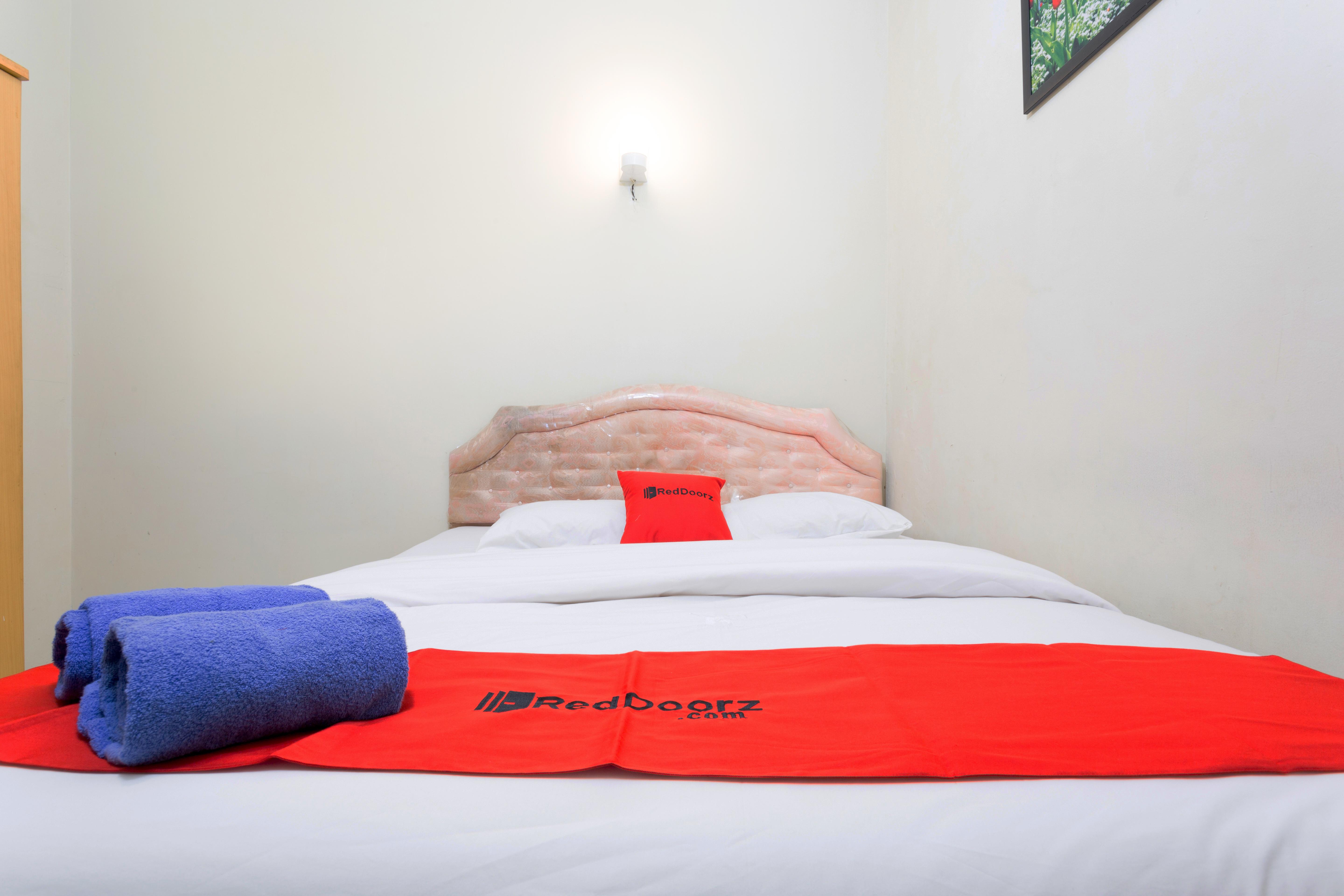 Hotel RedDoorz @ Supratman Street Bandung Exterior foto