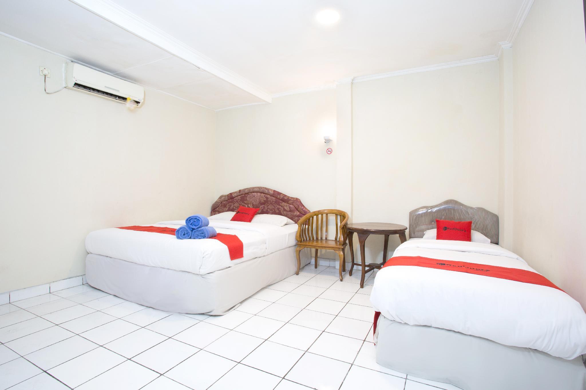 Hotel RedDoorz @ Supratman Street Bandung Exterior foto