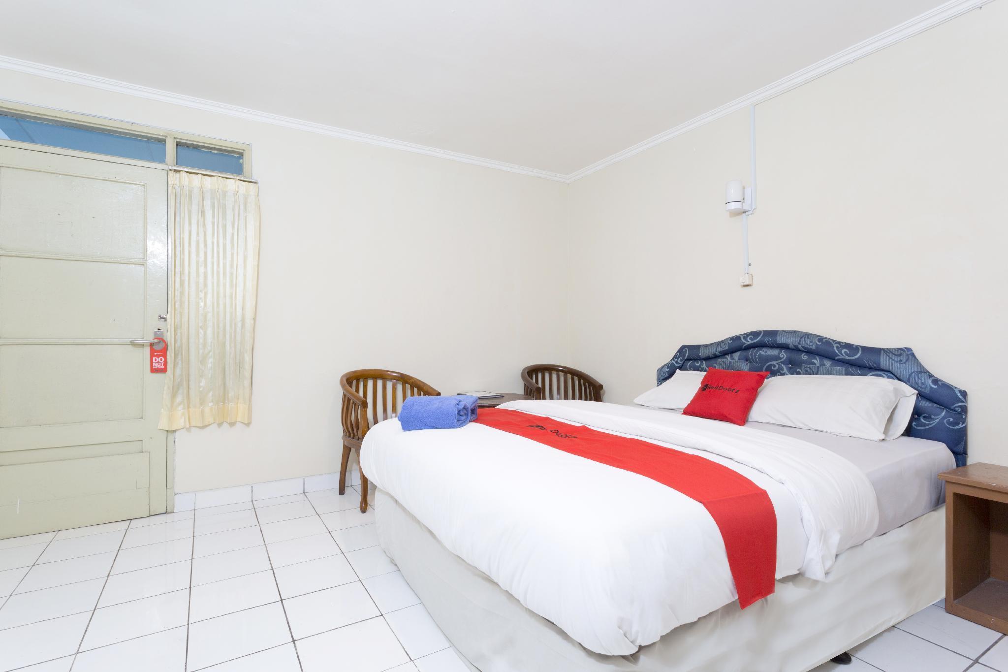Hotel RedDoorz @ Supratman Street Bandung Exterior foto