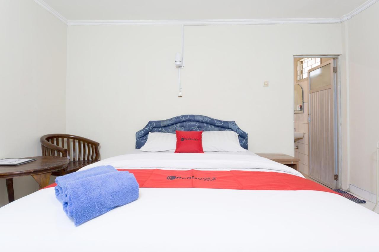 Hotel RedDoorz @ Supratman Street Bandung Exterior foto