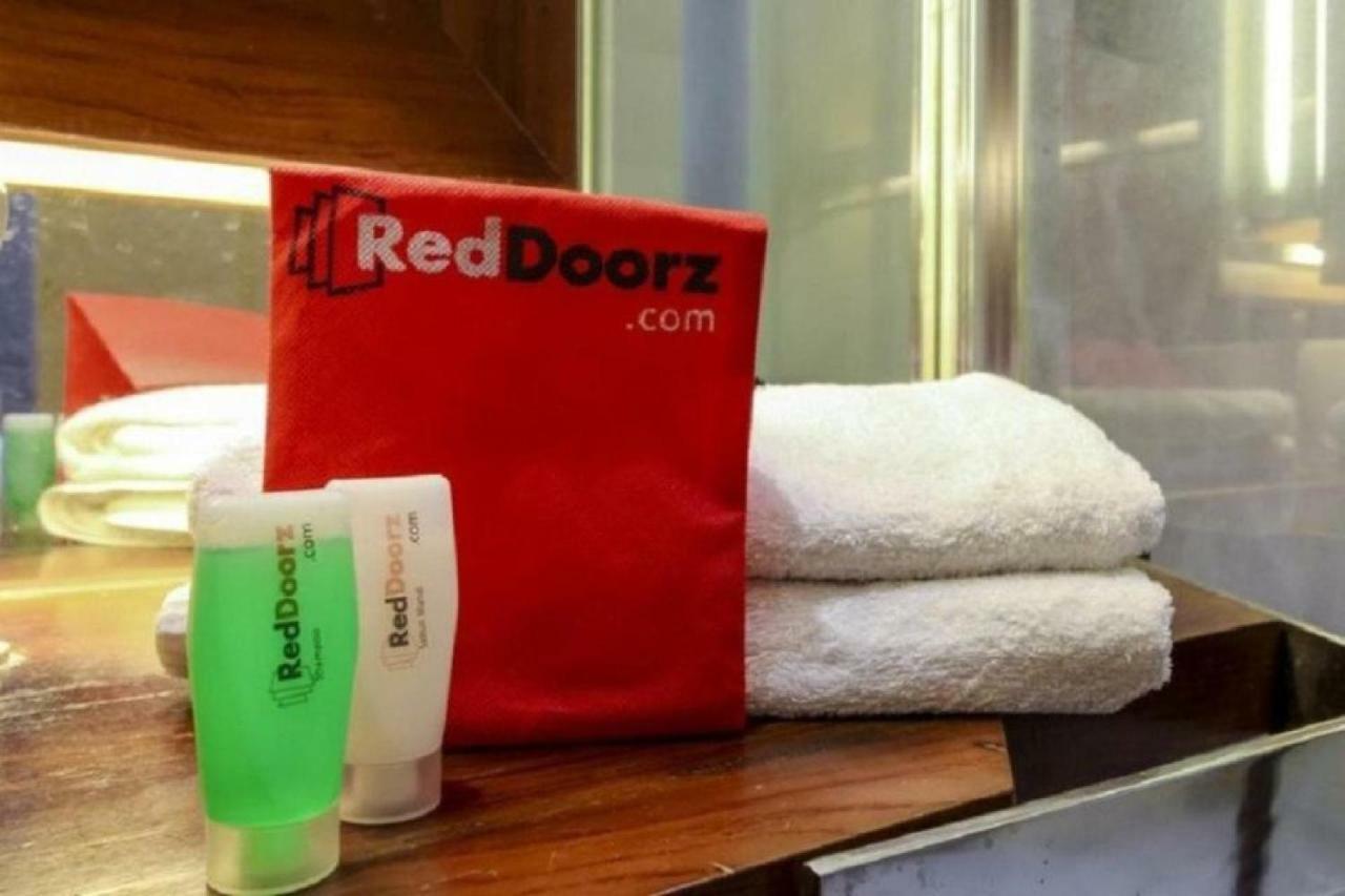 Hotel RedDoorz @ Supratman Street Bandung Exterior foto